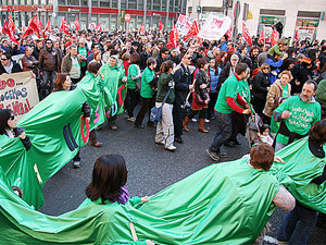 Fotografa de Portada: Un grupo de profesores se manifiesta contra los recortes del Gobierno (foto: FETE-UGT)