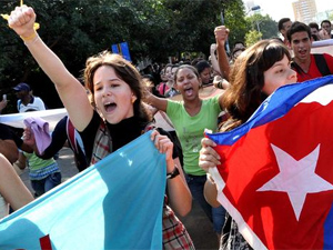 Fotografa de Portada: Los ciudadanos de la isla han salido a la calle para celebrar el acuerdo (foto: Agencia Cubana de Noticias)