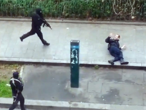 Fotografa de Portada: Instante en el que uno de los terroristas remata en el suelo a un polica francs