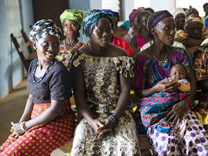 Fotografa de Portada: Mujeres en Sierra Leona escuchan una charla sobre el bola (foto: Naciones Unidas)