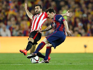 Fotografa de Portada: Messi regatea a un jugador del Athletic de Bilbao en la final (foto: RFEF)