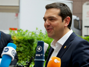Fotografa de Portada: El primer ministro de Grecia, Alexis Tsipras, atiende a los medios de comunicacin en Bruselas (foto: Consejo Europeo)
