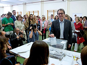 Fotografa de Portada: Artur Mas votando en las elecciones del 24-M ( Ruben Moreno - Gabinete de Prensa del President)