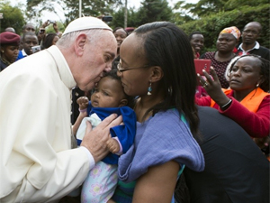 Fotografa El Papa Francisco besa a un nio y su madre durante la visita a Kenia (foto: Vaticano)