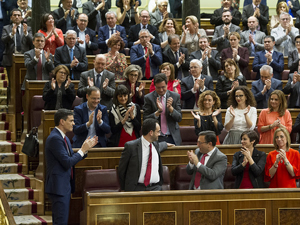 Fotografa de Portada: Pedro Snchez, aplaudido por sus diputados en el Congreso (foto: PSOE)