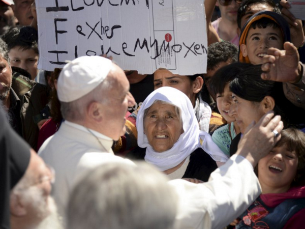Fotografa de Portada: El Papa saluda a un grupo de refugiados en la isla griega de Lesbos (foto: COPE)