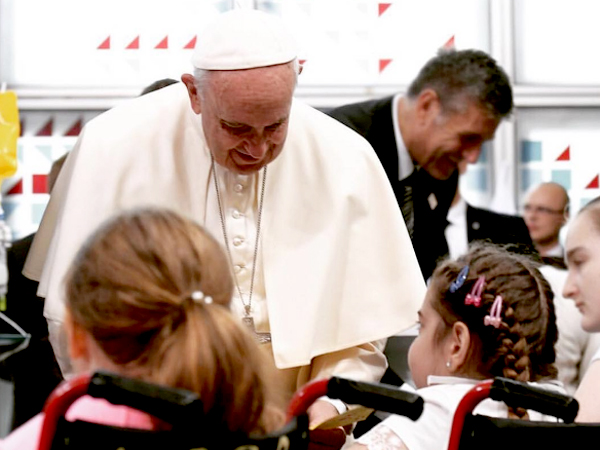 Fotografa de Portada: El Papa Francisco, reunido con varios jvenes con discapacidad durante la JMJ (foto: Vaticano)